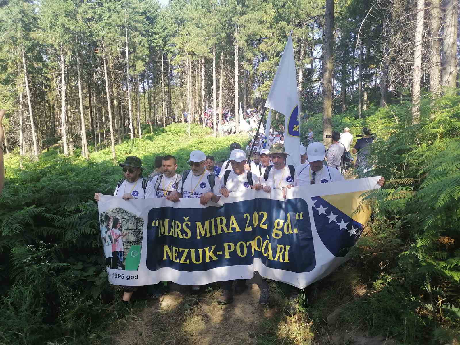 Tužna kolona s 19 tabuta identifikovanih žrtava genocida u Srebrenici- stigli u Potočare -Drugi je dan “Marša mira”